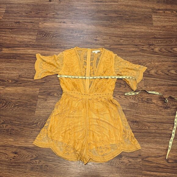 Honey Punch Deep Plunge Neck Flutter Sleeve Lace Romper Mustard Gold Size Medium - Picture 8 of 11